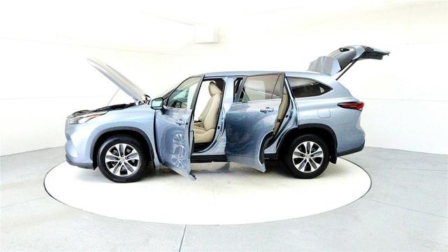 Photo of 2024 Moon Dust Toyota Highlander