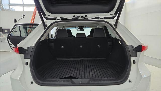 Photo of 2021 Blizzard Pearl Toyota Venza