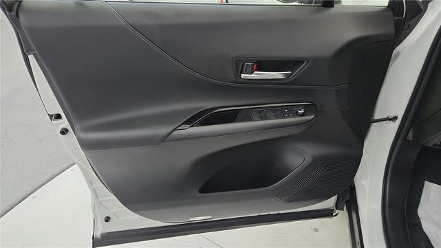 Photo of 2021 Blizzard Pearl Toyota Venza