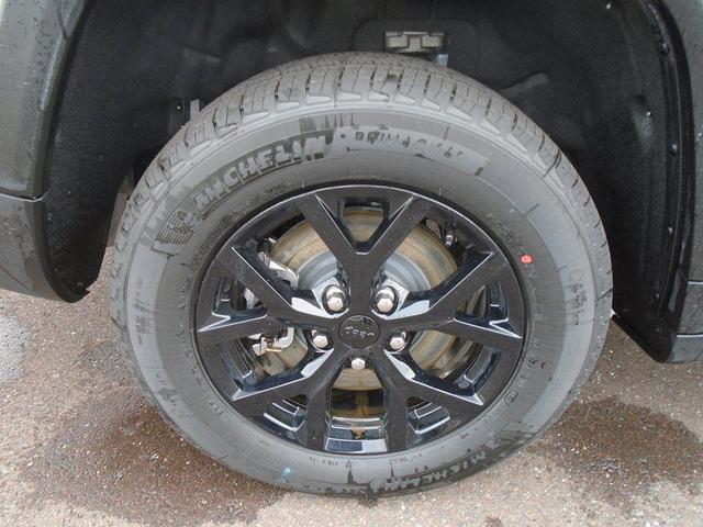 Photo of 2025 Silver Zynith Jeep Grand Cherokee L