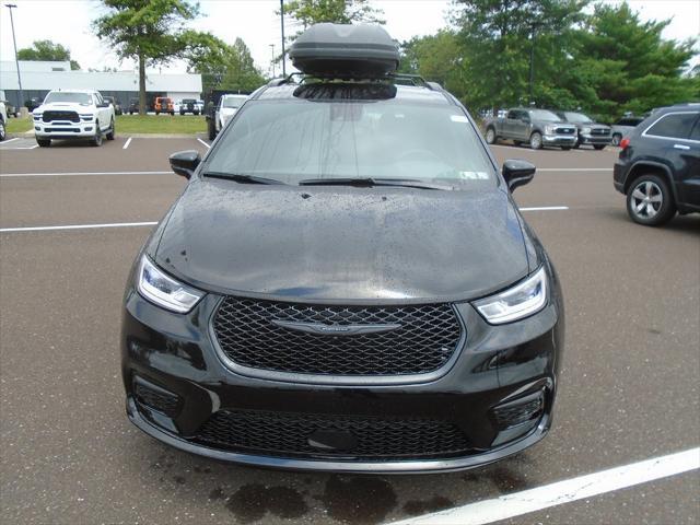Photo of 2025 Diamond Black Crystal Pearlcoat Chrysler Pacifica