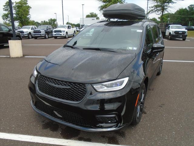 Photo of 2025 Diamond Black Crystal Pearlcoat Chrysler Pacifica