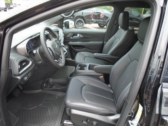 Photo of 2025 Diamond Black Crystal Pearlcoat Chrysler Pacifica