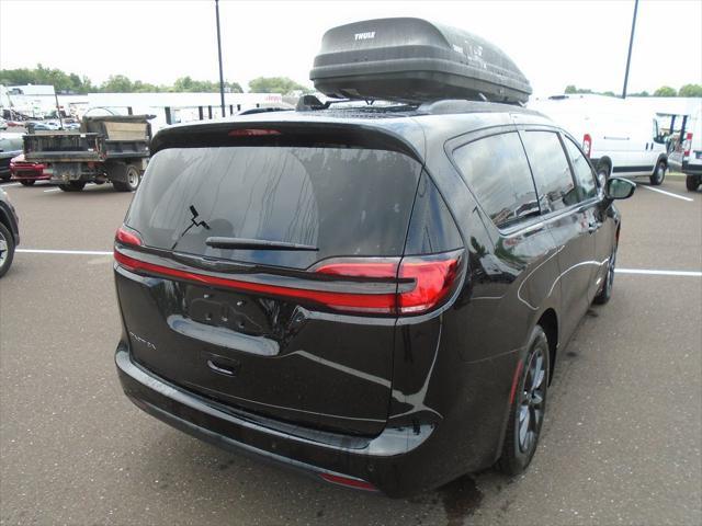 Photo of 2025 Diamond Black Crystal Pearlcoat Chrysler Pacifica