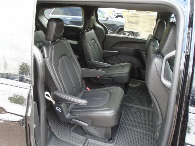 Photo of 2025 Diamond Black Crystal Pearlcoat Chrysler Pacifica