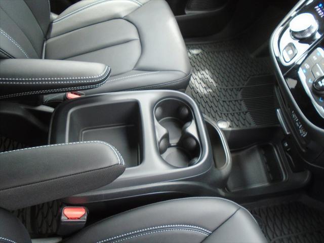 Photo of 2025 Diamond Black Crystal Pearlcoat Chrysler Pacifica