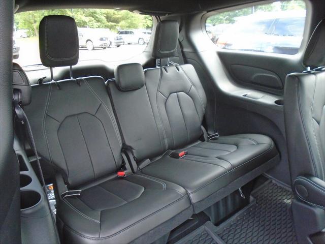 Photo of 2025 Diamond Black Crystal Pearlcoat Chrysler Pacifica