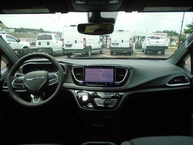 Photo of 2025 Diamond Black Crystal Pearlcoat Chrysler Pacifica