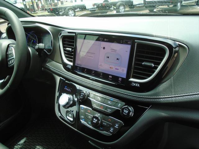 Photo of 2025 Diamond Black Crystal Pearlcoat Chrysler Pacifica