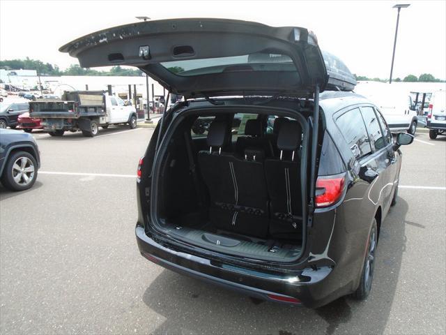 Photo of 2025 Diamond Black Crystal Pearlcoat Chrysler Pacifica