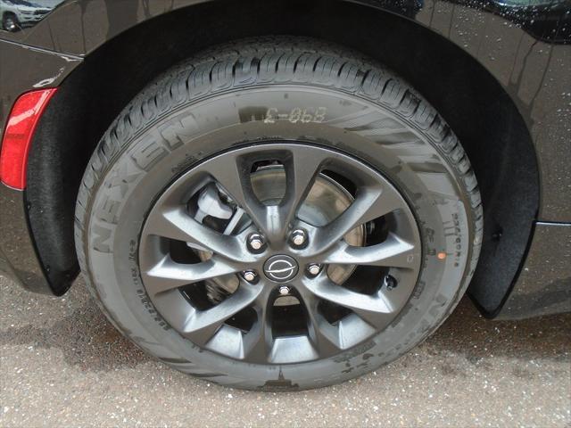 Photo of 2025 Diamond Black Crystal Pearlcoat Chrysler Pacifica