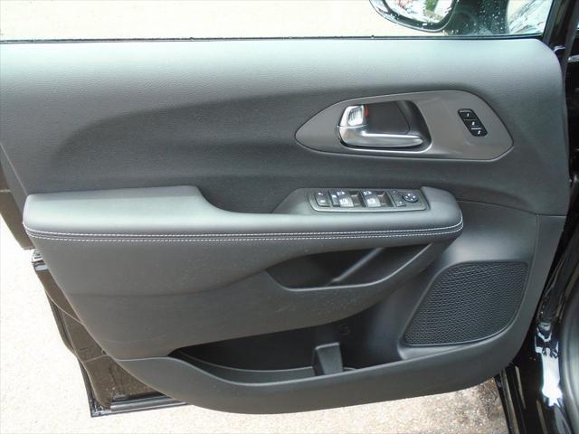 Photo of 2025 Diamond Black Crystal Pearlcoat Chrysler Pacifica