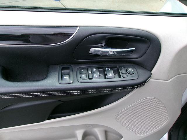Photo of 2017 White Dodge Grand Caravan