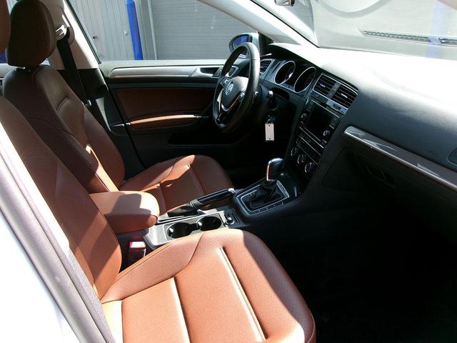 Photo of 2019 Pure White Volkswagen Golf Alltrack