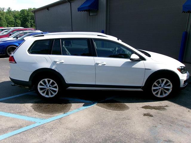 Photo of 2019 Pure White Volkswagen Golf Alltrack