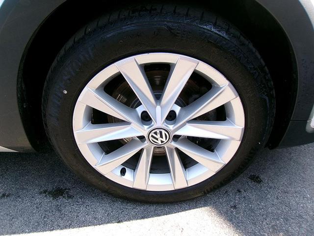 Photo of 2019 Pure White Volkswagen Golf Alltrack