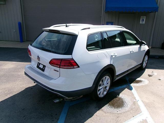 Photo of 2019 Pure White Volkswagen Golf Alltrack