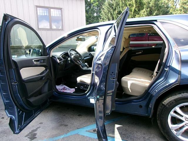 Photo of 2018 Blue Ford Edge