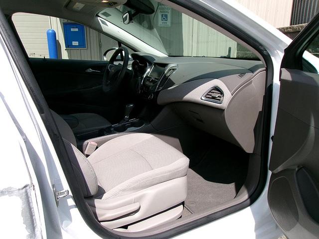 Photo of 2017 White Chevrolet Cruze