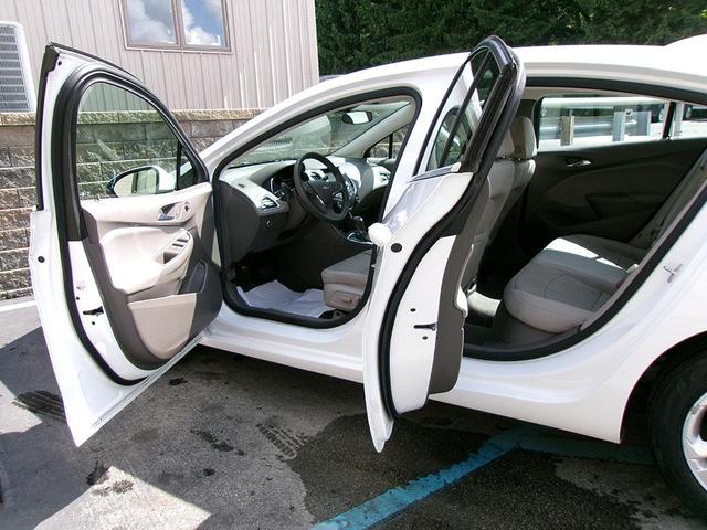 Photo of 2017 White Chevrolet Cruze
