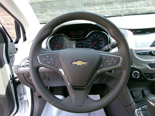 Photo of 2017 White Chevrolet Cruze