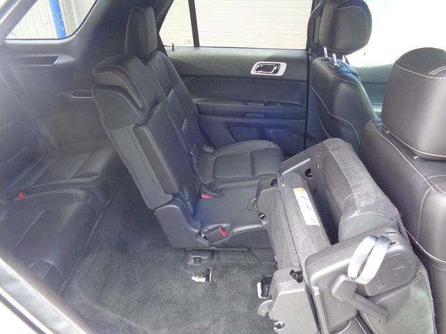 Photo of 2015 White Ford Explorer