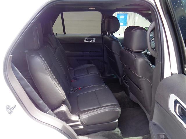 Photo of 2015 White Ford Explorer