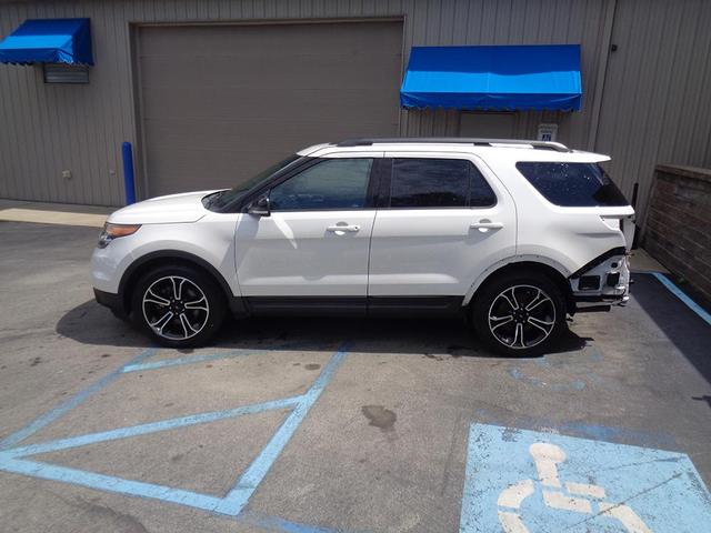 Photo of 2015 White Ford Explorer
