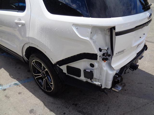 Photo of 2015 White Ford Explorer