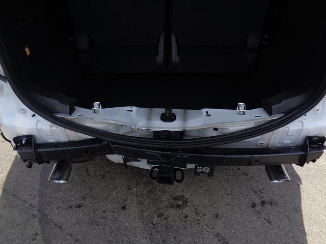 Photo of 2015 White Ford Explorer