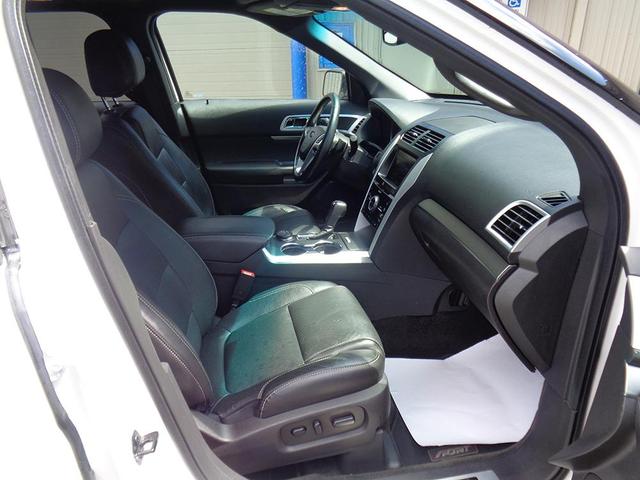 Photo of 2015 White Ford Explorer