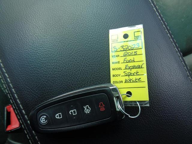 Photo of 2015 White Ford Explorer