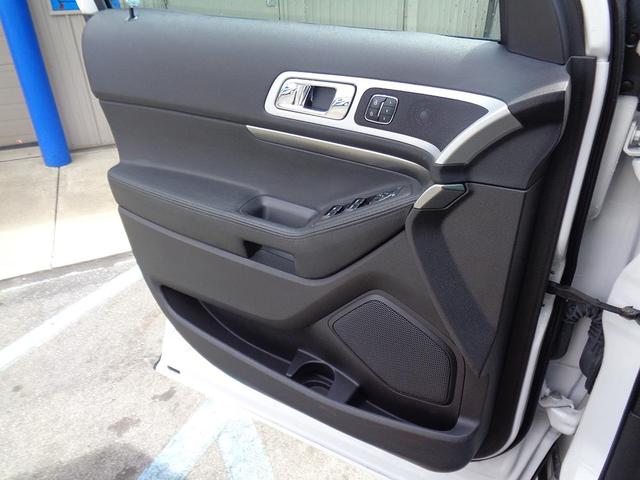 Photo of 2015 White Ford Explorer