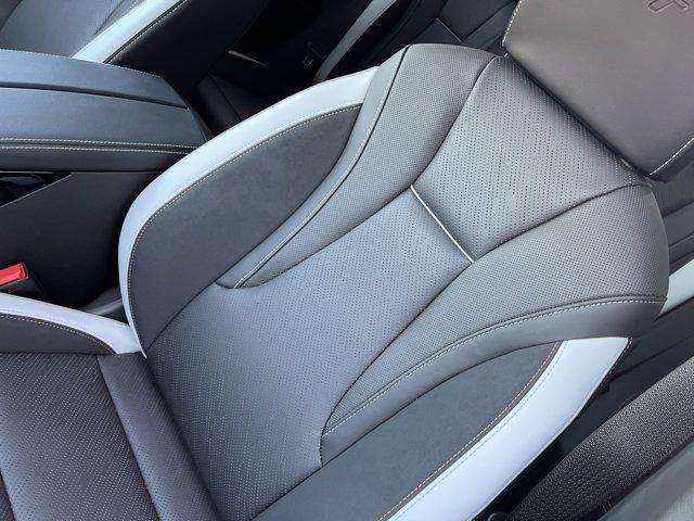 Photo of 2025 Summit White Buick Envision