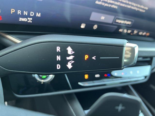 Photo of 2025 Summit White Buick Envision