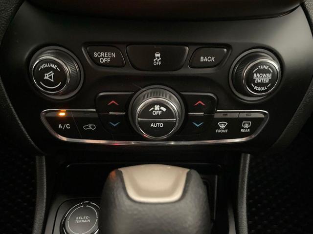 Photo of 2014 Bright White Clearcoat Jeep Cherokee