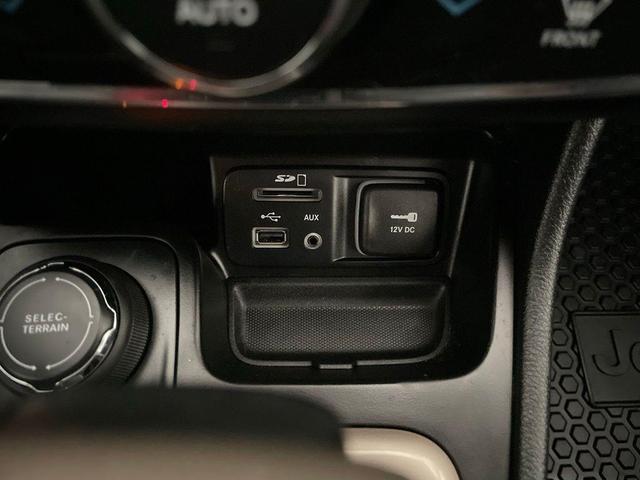 Photo of 2014 Bright White Clearcoat Jeep Cherokee