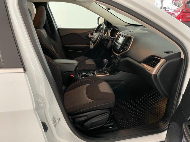Photo of 2014 Bright White Clearcoat Jeep Cherokee