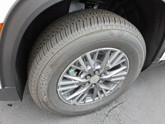 Photo of 2025 Summit White Chevrolet Traverse