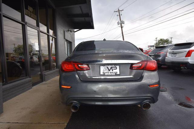 Photo of 2015 Gray INFINITI Q70