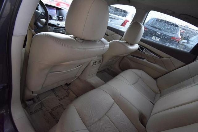 Photo of 2015 Gray INFINITI Q70