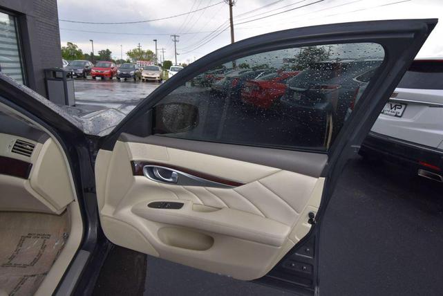 Photo of 2015 Gray INFINITI Q70