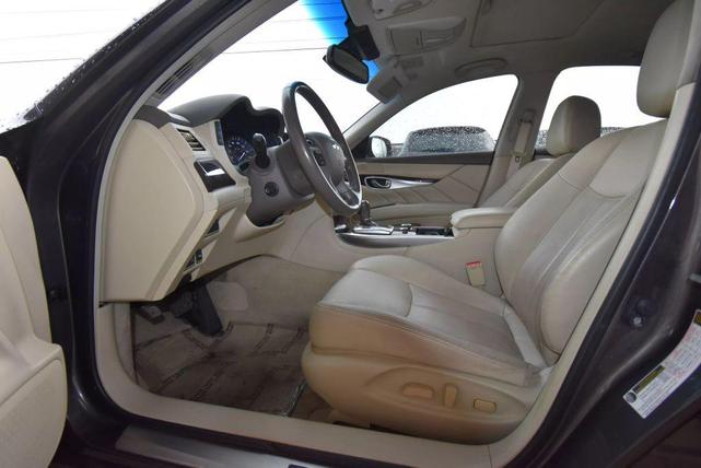 Photo of 2015 Gray INFINITI Q70