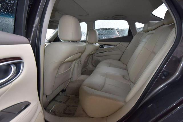 Photo of 2015 Gray INFINITI Q70