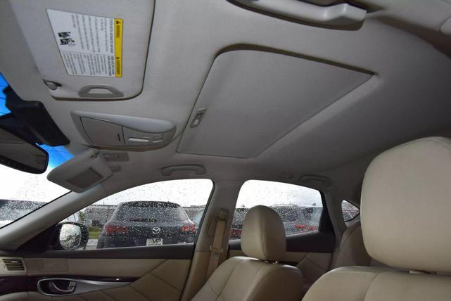 Photo of 2015 Gray INFINITI Q70