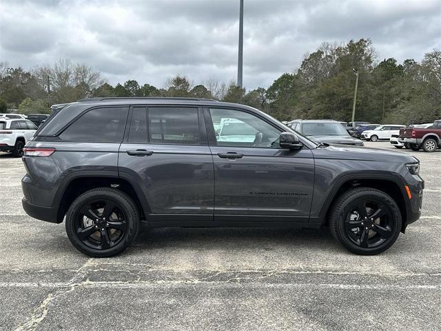 Photo of 2025 Metallic Jeep Grand Cherokee