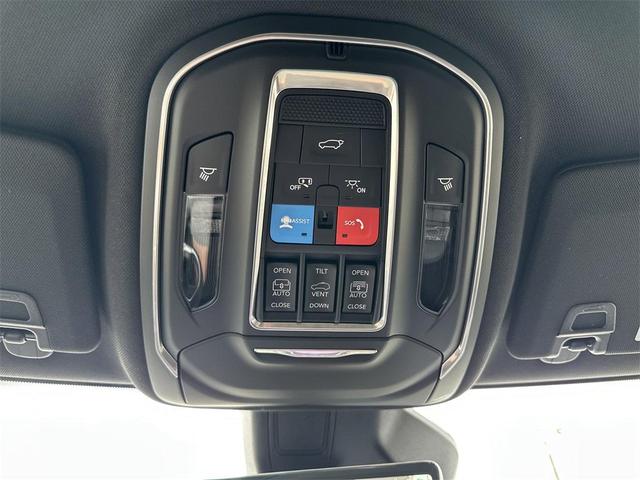 Photo of 2025 Metallic Jeep Grand Cherokee