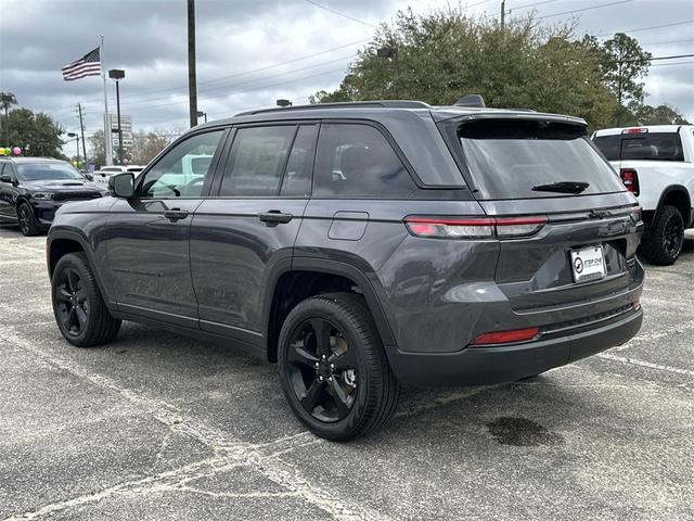 Photo of 2025 Metallic Jeep Grand Cherokee