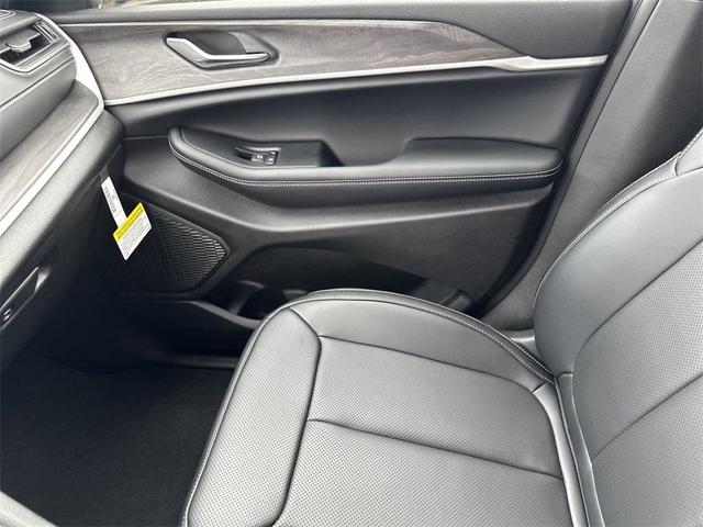 Photo of 2025 Metallic Jeep Grand Cherokee