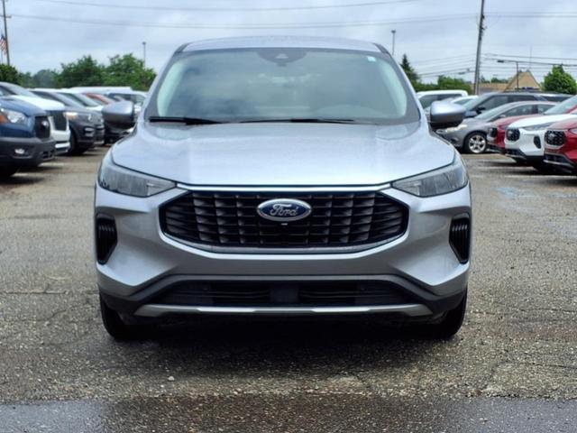 Photo of 2023 Iconic Silver Metallic Ford Escape